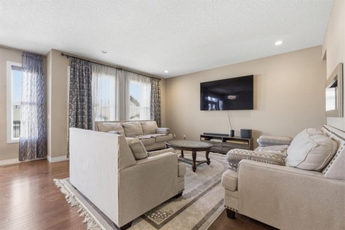 40 Masters Common Se, Calgary, AB - Indoor Photo Showing Living Room