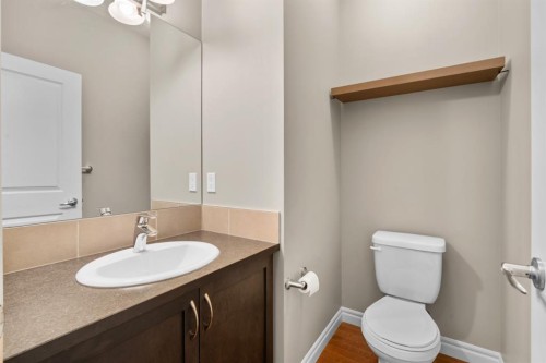 40 Masters Common Se, Calgary, AB - Indoor Photo Showing Bathroom