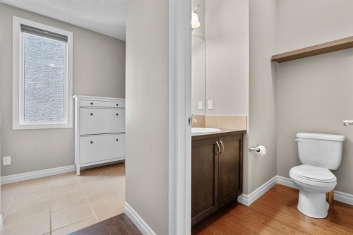 40 Masters Common Se, Calgary, AB - Indoor Photo Showing Bathroom