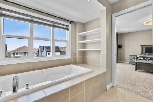 40 Masters Common Se, Calgary, AB - Indoor Photo Showing Bathroom