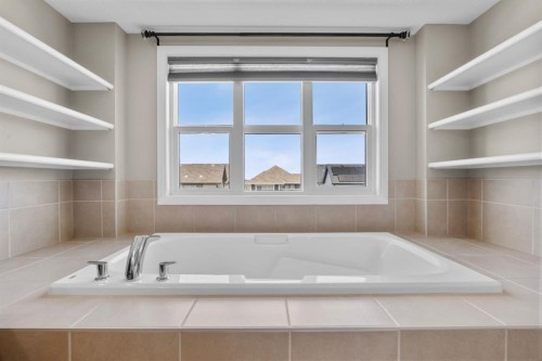 40 Masters Common Se, Calgary, AB - Indoor Photo Showing Bathroom