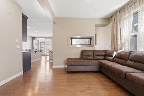 40 Masters Common Se, Calgary, AB - Indoor Photo Showing Living Room