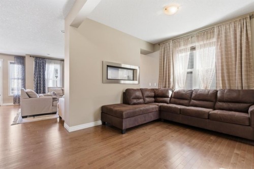 40 Masters Common Se, Calgary, AB - Indoor Photo Showing Living Room