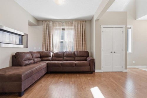 40 Masters Common Se, Calgary, AB - Indoor Photo Showing Living Room