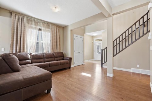 40 Masters Common Se, Calgary, AB - Indoor Photo Showing Living Room