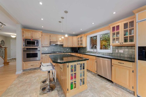 1239 Beverley Boulevard Sw, Calgary, AB - Indoor Photo Showing Kitchen