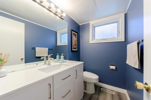1239 Beverley Boulevard Sw, Calgary, AB - Indoor Photo Showing Bathroom