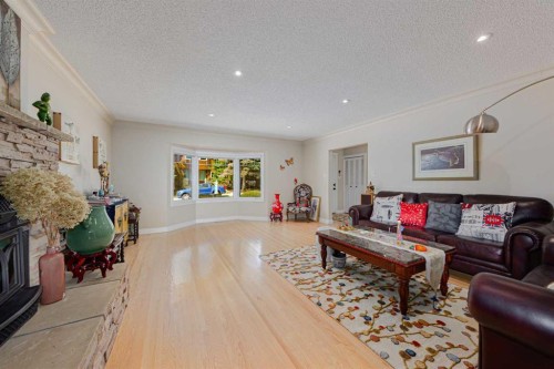 1239 Beverley Boulevard Sw, Calgary, AB - Indoor Photo Showing Living Room