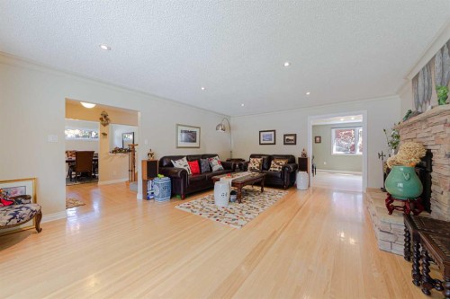 1239 Beverley Boulevard Sw, Calgary, AB - Indoor Photo Showing Living Room