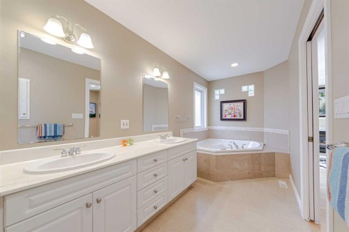 1239 Beverley Boulevard Sw, Calgary, AB - Indoor Photo Showing Bathroom