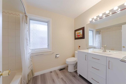 1239 Beverley Boulevard Sw, Calgary, AB - Indoor Photo Showing Bathroom