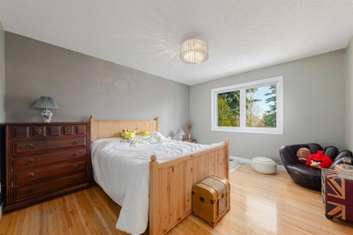 1239 Beverley Boulevard Sw, Calgary, AB - Indoor Photo Showing Bedroom