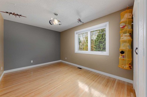 1239 Beverley Boulevard Sw, Calgary, AB - Indoor Photo Showing Other Room