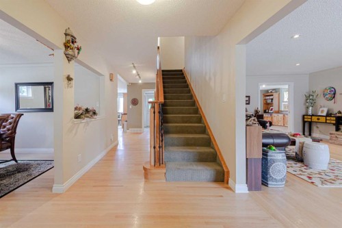 1239 Beverley Boulevard Sw, Calgary, AB - Indoor Photo Showing Other Room