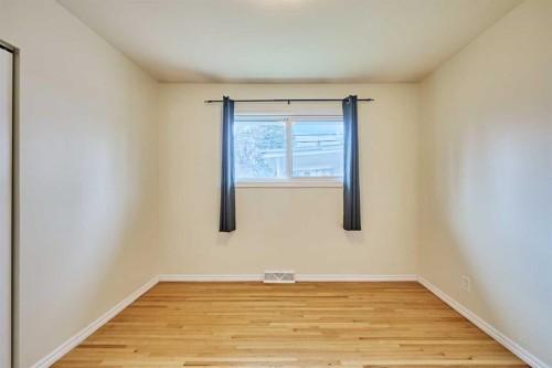 2733 Brecken Road Nw, Calgary, AB - Indoor Photo Showing Other Room