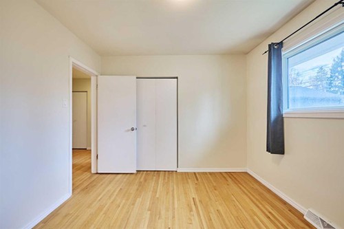 2733 Brecken Road Nw, Calgary, AB - Indoor Photo Showing Other Room