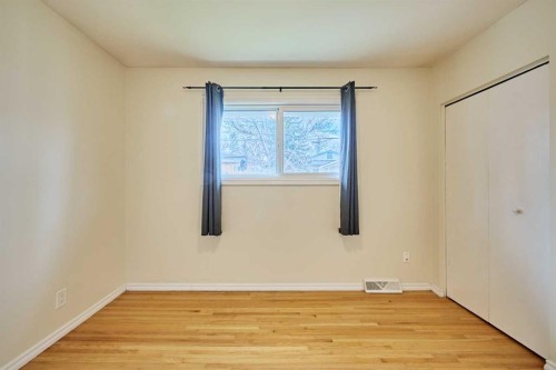 2733 Brecken Road Nw, Calgary, AB - Indoor Photo Showing Other Room