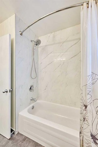 2733 Brecken Road Nw, Calgary, AB - Indoor Photo Showing Bathroom