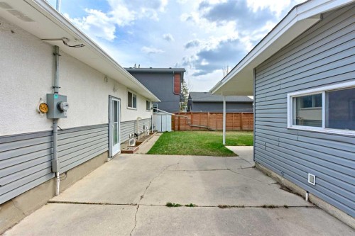 2733 Brecken Road Nw, Calgary, AB - Outdoor With Exterior
