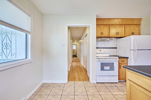 2733 Brecken Road Nw, Calgary, AB - Indoor Photo Showing Kitchen