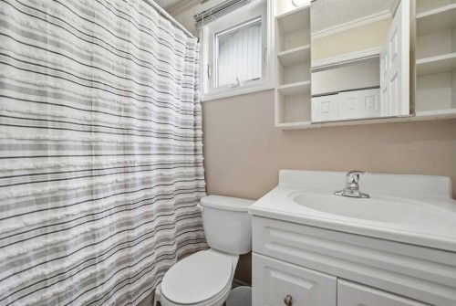 95 Summerwood Road, Airdrie, AB - Indoor Photo Showing Bathroom