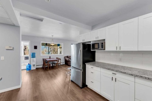 426 8 Avenue Ne, Calgary, AB - Indoor Photo Showing Kitchen