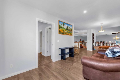 426 8 Avenue Ne, Calgary, AB - Indoor Photo Showing Living Room