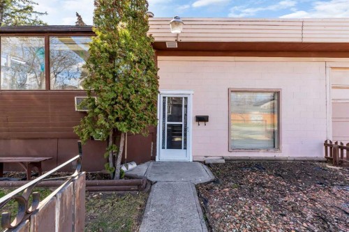 426 8 Avenue Ne, Calgary, AB - Outdoor With Exterior
