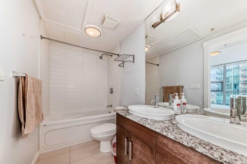 1002-735 2 Avenue Sw, Calgary, AB - Indoor Photo Showing Bathroom