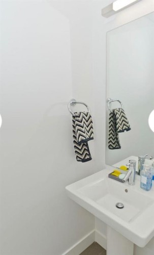 809-550 Riverfront Avenue Se, Calgary, AB - Indoor Photo Showing Bathroom