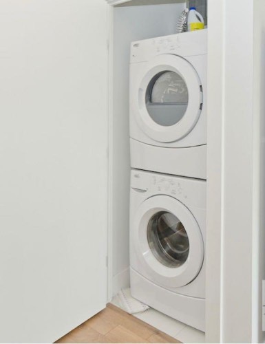 809-550 Riverfront Avenue Se, Calgary, AB - Indoor Photo Showing Laundry Room
