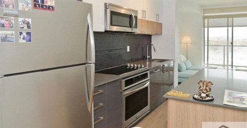 809-550 Riverfront Avenue Se, Calgary, AB - Indoor Photo Showing Kitchen
