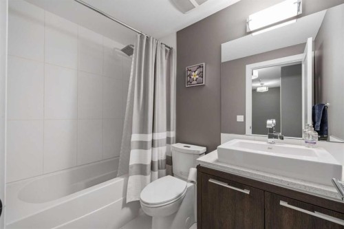 81 West Point Close Sw, Calgary, AB - Indoor Photo Showing Bathroom