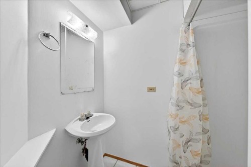 124 Martinwood Court Ne, Calgary, AB - Indoor Photo Showing Bathroom