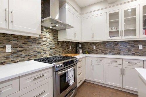 4827 22 Avenue Nw, Calgary, AB - Indoor Photo Showing Kitchen With Upgraded Kitchen