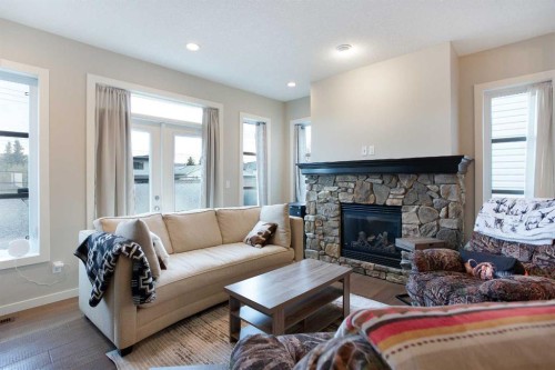 4827 22 Avenue Nw, Calgary, AB - Indoor Photo Showing Living Room With Fireplace