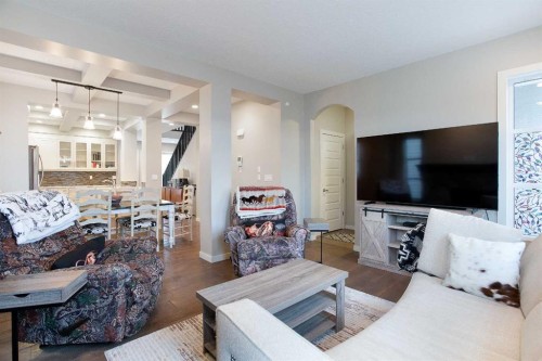 4827 22 Avenue Nw, Calgary, AB - Indoor Photo Showing Living Room