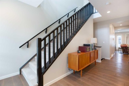 4827 22 Avenue Nw, Calgary, AB - Indoor Photo Showing Other Room