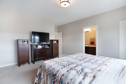 4827 22 Avenue Nw, Calgary, AB - Indoor Photo Showing Bedroom