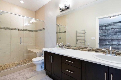 4827 22 Avenue Nw, Calgary, AB - Indoor Photo Showing Bathroom