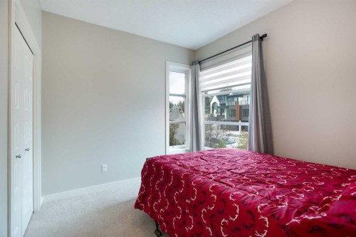 4827 22 Avenue Nw, Calgary, AB - Indoor Photo Showing Bedroom