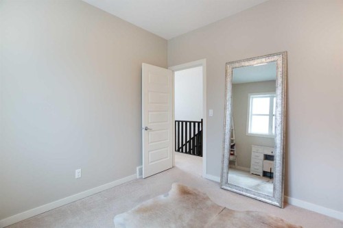 4827 22 Avenue Nw, Calgary, AB - Indoor Photo Showing Other Room