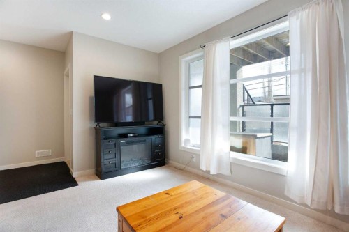 4827 22 Avenue Nw, Calgary, AB - Indoor Photo Showing Living Room
