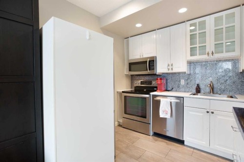 4827 22 Avenue Nw, Calgary, AB - Indoor Photo Showing Kitchen