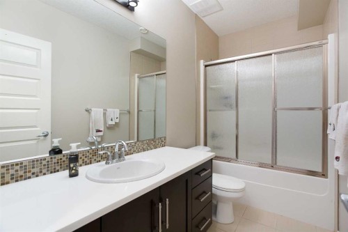 4827 22 Avenue Nw, Calgary, AB - Indoor Photo Showing Bathroom