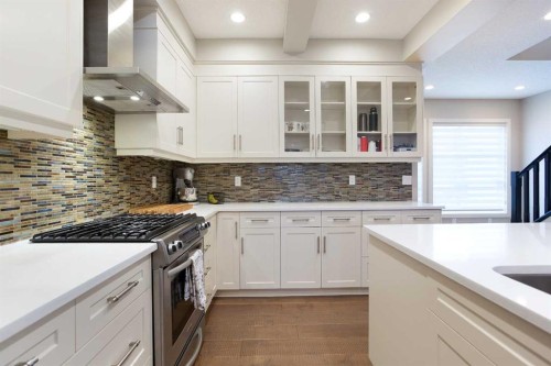 4827 22 Avenue Nw, Calgary, AB - Indoor Photo Showing Kitchen With Upgraded Kitchen