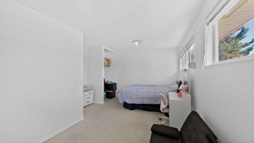 1134 Lakeway Boulevard South, Lethbridge, AB - Indoor Photo Showing Bedroom