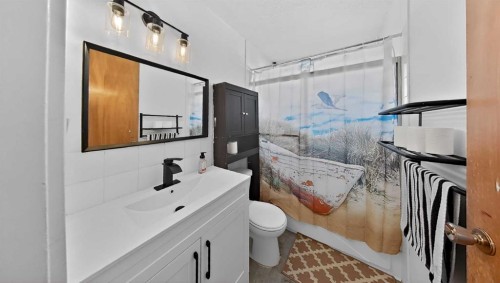 1134 Lakeway Boulevard South, Lethbridge, AB - Indoor Photo Showing Bathroom