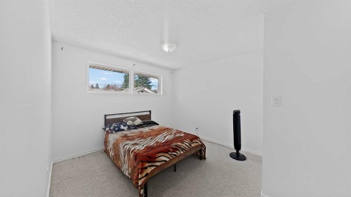 1134 Lakeway Boulevard South, Lethbridge, AB - Indoor Photo Showing Bedroom