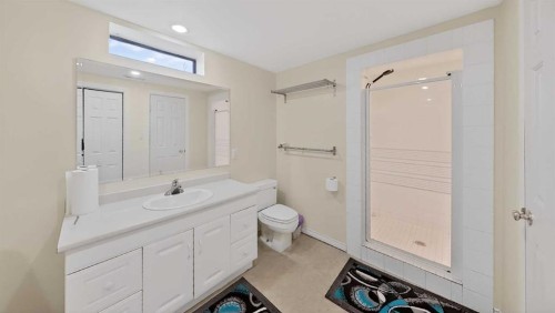 1134 Lakeway Boulevard South, Lethbridge, AB - Indoor Photo Showing Bathroom
